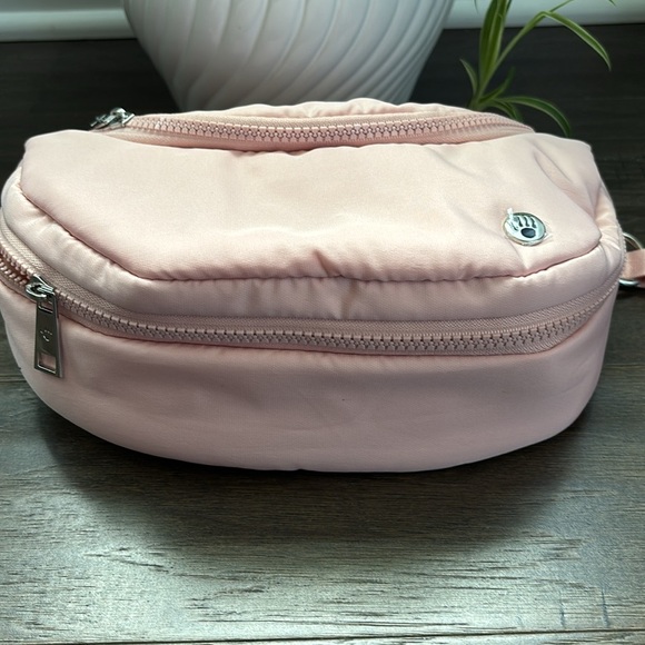 BEARPAW Crossbody/waist bag/fanny pack, 2 zipper compartments + Ear pod case - Picture 6 of 11